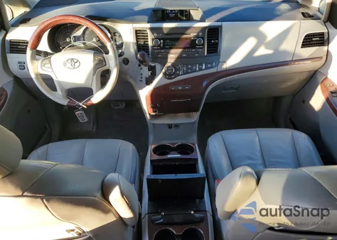 2013 Toyota Sienna Xle z USA, uszkodzony, nr VIN 5TDYK3DC4DS285534